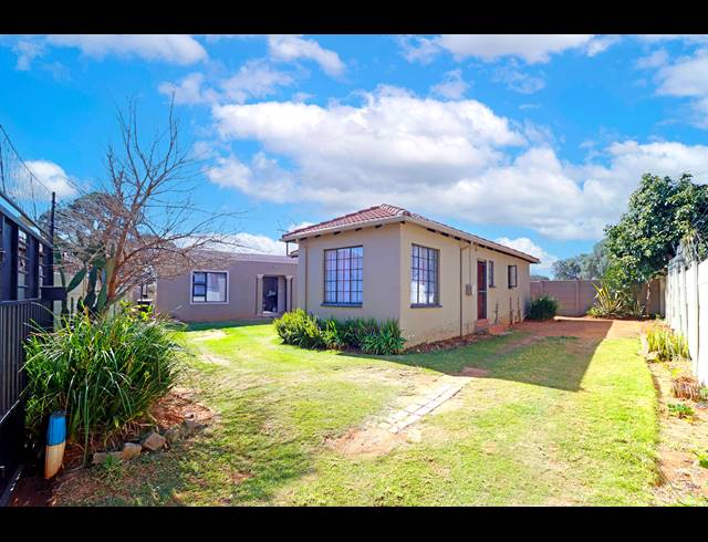 4 BEDROOM HOUSE FOR SALE IN COSMO CITY
